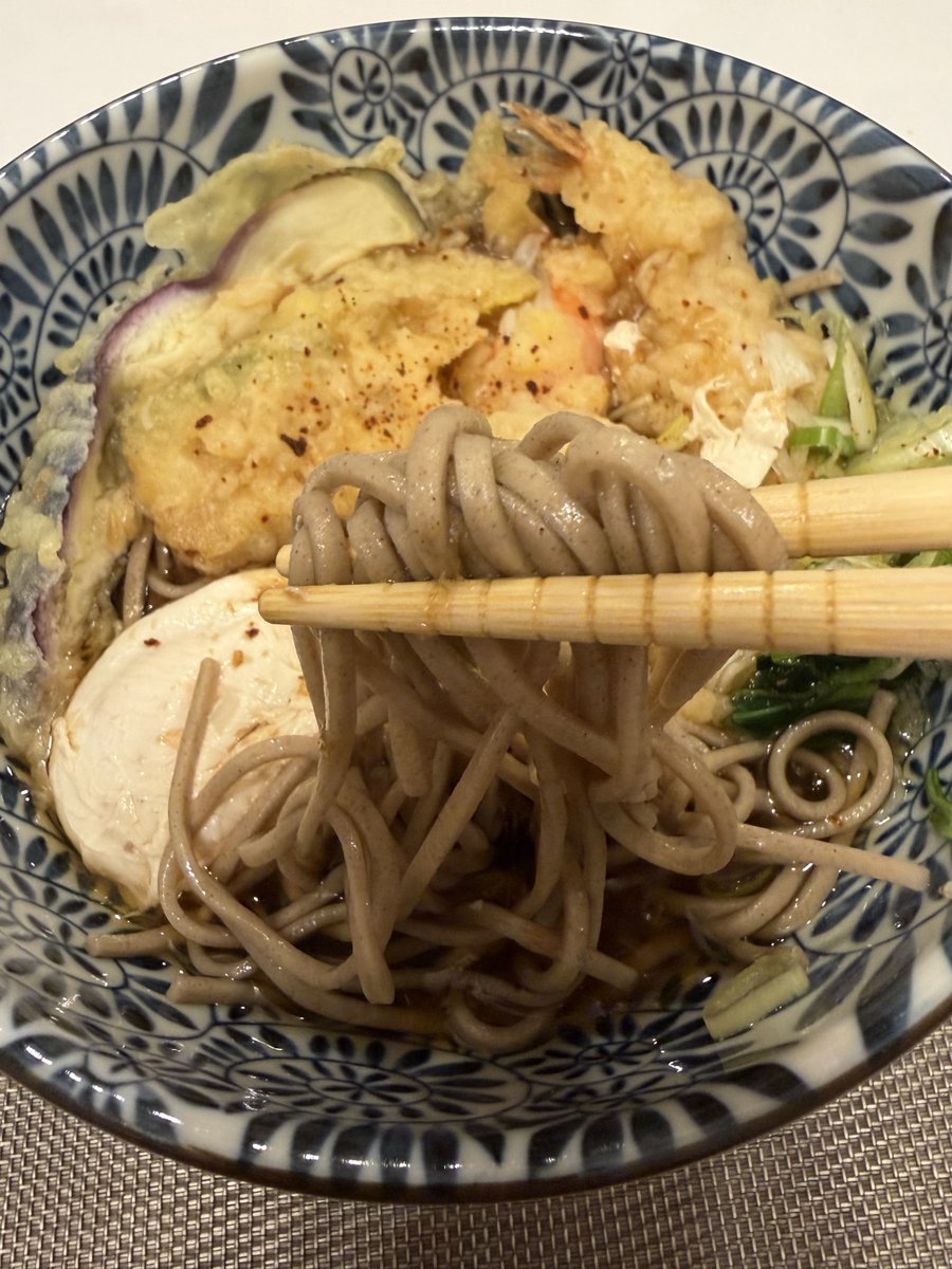 camcamxx's tweet photo. 麺活です(๑˃̵ᴗ˂̵)）玉天ぷらそば！
昨日一昨日からバタバタで今日でズタボロでした💦もうイヤ！でもなんとか10月を迎えられたわん💓 https://t.co/7qdkZex8Ag