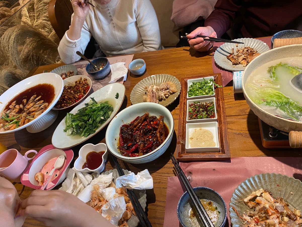 anglm9983's tweet photo. Sharing yummy snacks, with friends' sweet persuasion, we dip and savor—full of cozy joy! https://t.co/9BRXXrydsY