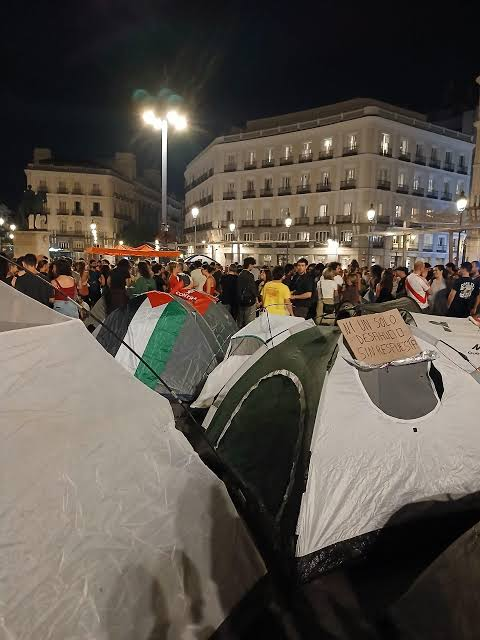 aizquierdo777's tweet photo. A los rojos siempre nos pasa lo mismo: en cuanto llegamos a un lugar lo convertimos en barrio, ponemos calles, abrimos una peluquería, llevamos comida, alguien toca la guitarra, nos pasamos las tijeras unos a otros para cortar los cordones de las botas y compartirlos y nos decimos mentiras de broma.
El otro día vi a un tío todo mazado con una camiseta que me encantó (la camiseta), hice la foto y después le dije «ten cuidao conmigo, que me gusta tu camiseta y cualquier día te la robo». ¿Se descojonó un poco? Se descojonó.
Así somos los rojos de mierda, que hacemos pueblo sin darnos cuenta.
Asco de rojos.