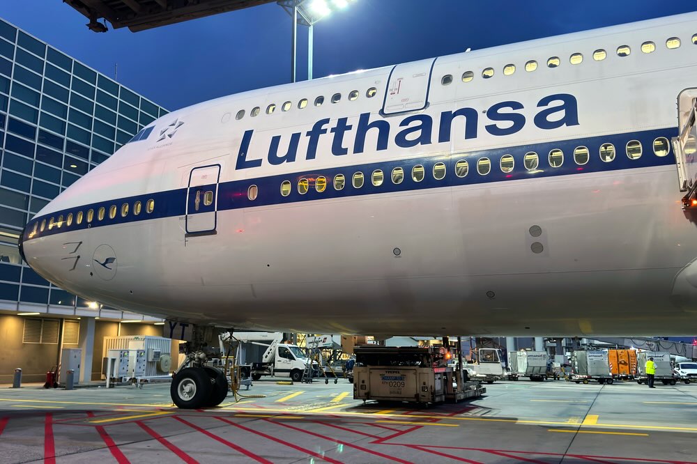 SimoneO70707107's tweet photo. Boarding the Lufthansa Retro Queen via stairs on the ramp during blue hour for a night departure is even more retro. This was only my second flight on D-ABYT, 11 years after being on her delivery flight #lufthansa #wearelufthansa #queenoftheskies https://t.co/emkzE6MRLy