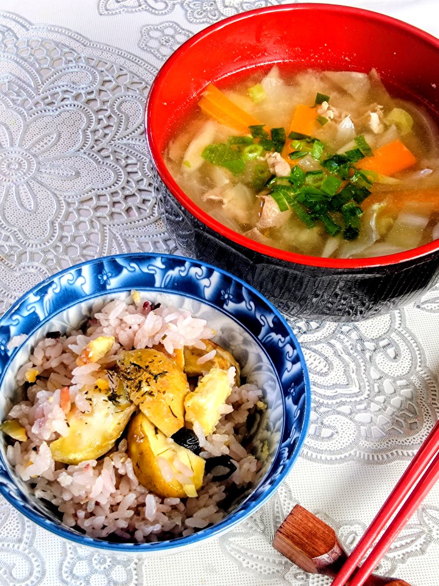 JJ9014meal's tweet photo. ☀お昼ご飯☀
栗ご飯と豚汁
またまた秋〜🍁w

#おうちごはん https://t.co/argrTI4RRE