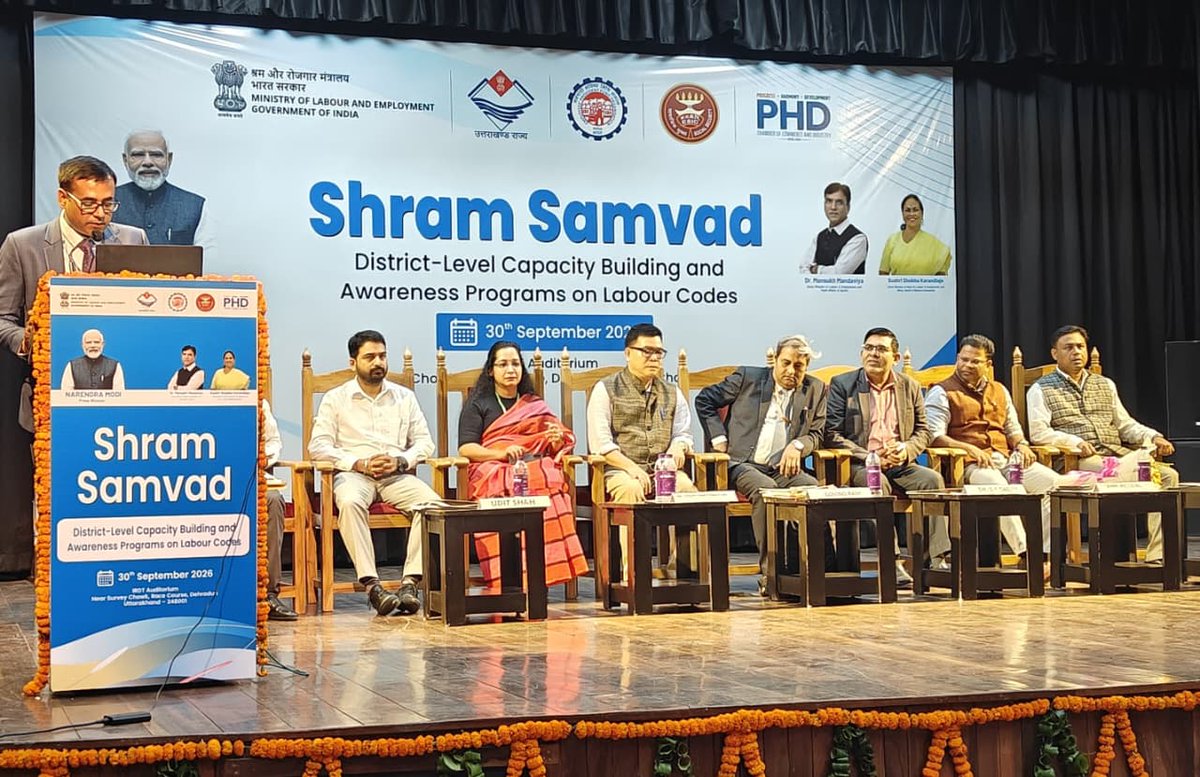 dyclcdehradun's tweet photo. Officers and staff of Office of DyCLC Dehradun attended #ShramSamvad, a district level awareness initiative by the Ministry of Labour and Employment at IRDT Auditorium, Dehradun https://t.co/O9c3BdS3VY