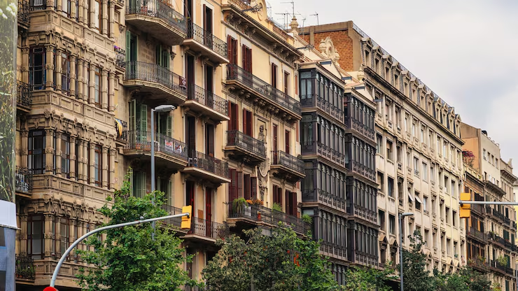 jasmine62za9's tweet photo. ⚡ El Gobierno aprueba dos decretos de vivienda: escudo antidesahucios hasta 2030, veto a la compra de vivienda por grandes fondos hasta 2028 y prórroga de dos años para alquileres que venzan antes de 2029. Deben ser convalidados en el Congreso. https://t.co/SaWYPchKMS