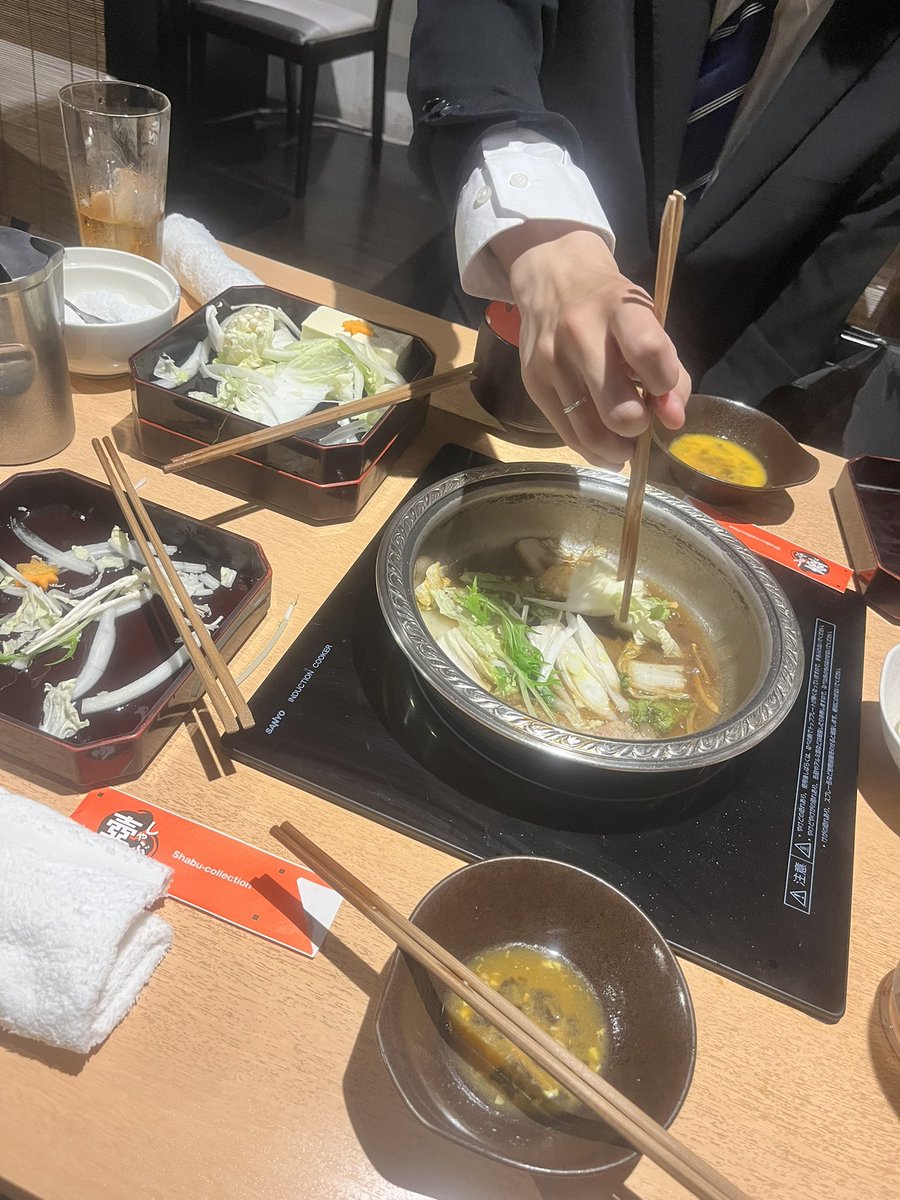bhssqw's tweet photo. はくさんが内定式でこっち来たから晩御飯食べきた!!
すきやきー https://t.co/O70O52t9FN