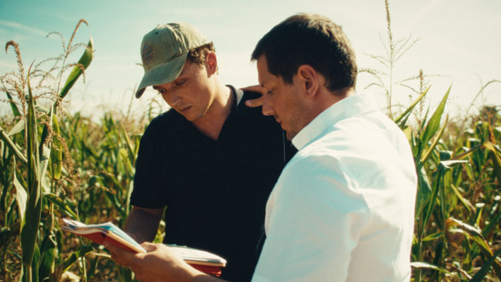 ARTEpro's tweet photo. 🎬 En tournage : la #série "Peau d'Vache", créée par Alexis Bessin et réalisée par Louis Farge, au cœur d'un monde rural en crise.
Avec Jean Chevalier, Alice Isaaz, Gustave Kervern, Irène Jacob.
Une copro Gaumont, @ARTEfr et Umedia
➡  https://t.co/SMaumTAKCA https://t.co/qaJqBIW3WG