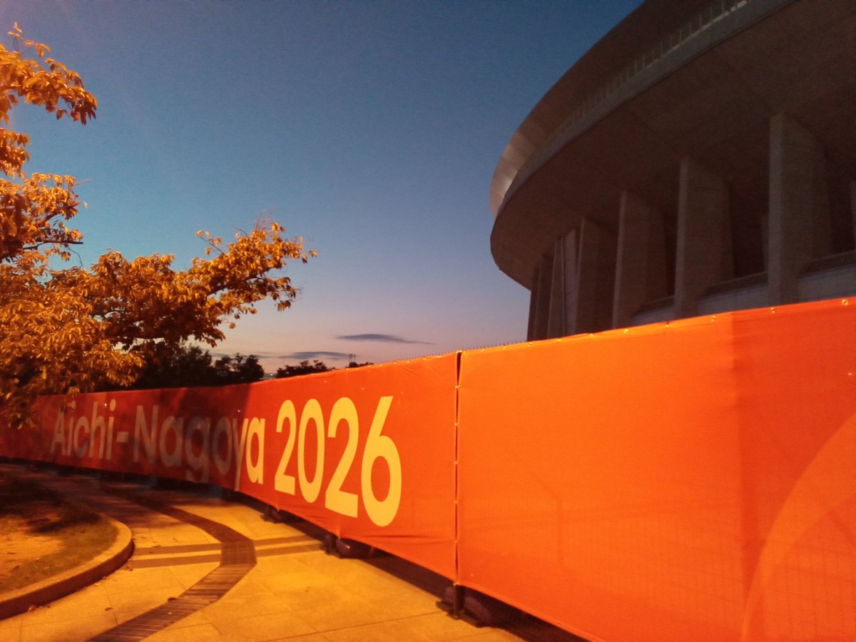 wsHvec1GxB1360's tweet photo. 今日の夕暮れ。ヘルパー仕事の帰りに長居公園へ。ヤンマースタジアム長居は片付け作業中でした。昨夜は10時半頃まで、ここでアジア大会男子サッカー、日本対ウズベキスタンの息詰まる死闘。私も愛知から帰ると、テレビ中継を固唾を呑んで観戦しました。競り勝って、本当に安堵しました。 https://t.co/UhZQAH3Br7