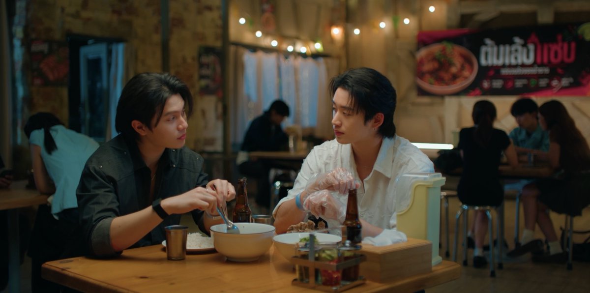 GMMTV's tweet photo. คนที่ยอมลงให้เธอสุด ๆ หนิ ความรักมันเปลี่ยนคนได้จริง ๆ ค่ะพี่ แม่น้องมอธขอตัวกลับบ้านก่อนนะคะ 😌💕🤏🏻
#YouManiacSeriesEP6
@Williamjkp1 @EstRvp https://t.co/xb0sYYvQdL