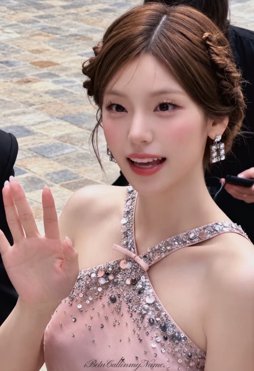 yejigallery's tweet photo. HWANG YEJI IN REAL LIFE

YEJI IN FULL BLOOM
#YEJI #RogerVivierSS27 #VivierEnFleur https://t.co/RQCR4v9Tyh
