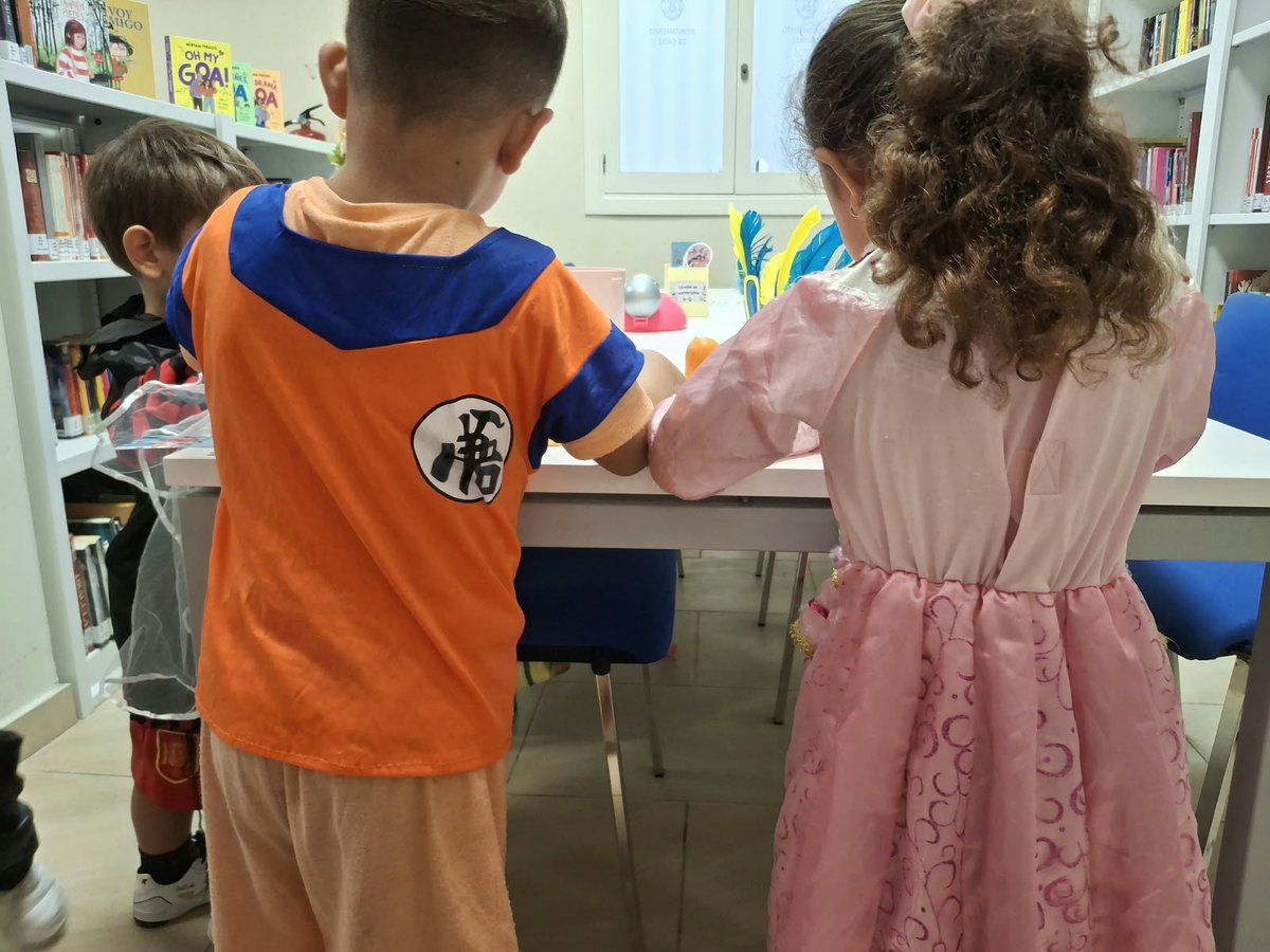 BMCadiz's tweet photo. 📚Qué maravilla es recibir a los niños y niñas de @ceipcampodelsur, nuestro cole de referencia en #BiblioSantaMaría
Sus manos nos animan cada día a seguir trabajando por el fomento de la lectura. https://t.co/AN9OO0P5Yo