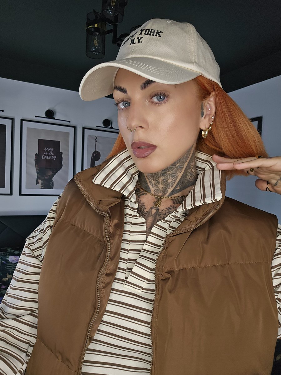 Miss_Emerald_90's tweet photo. More or a casual post, but do i look hot in a cap? Or are the feet still the one? 😜 https://t.co/fy8uaHWXIc