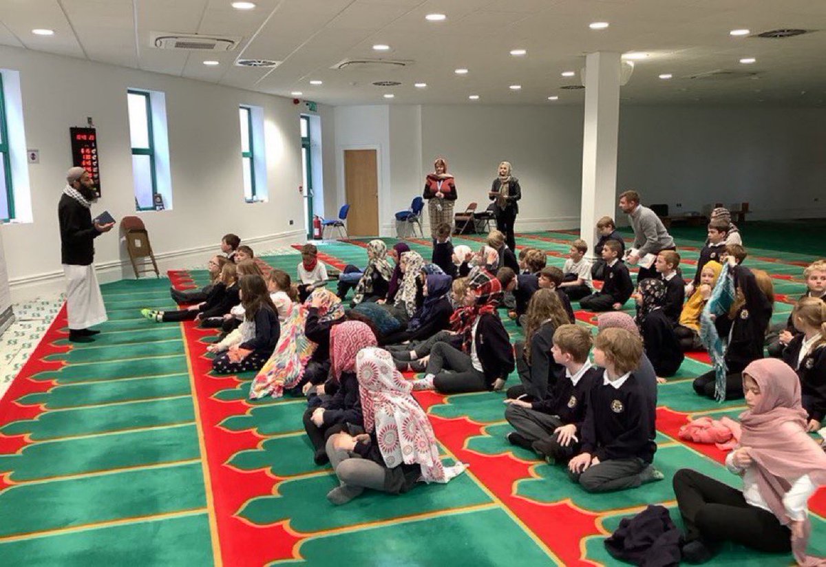 SeddSezz's tweet photo. Primary school pupils have been forced to attend a mosque and learn about Islam and the tenets of the Quran. 

This is happening across the country and under our noses. 

Impressionable young girls forced to wear hijab? Disgusting, dangerous and totally warped.

This is abuse! This is indoctrination! This is UNBRITISH!