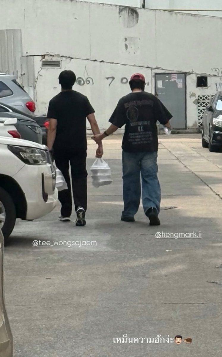 teehengarchive's tweet photo. หนุ่มนักบอลเริ่ดไม่ไหว ถือของคนเดียวคั้บ แฟนผมเดินชิลๆ แต่น้องดาราก็เดินเฉยๆไม่ได้อ่ะ ขอจับแขนแฟน 😌 https://t.co/Wxedi4Uxfo