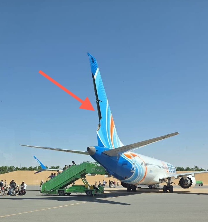 cpt340's tweet photo. E se falássemos de boas notícias? Caso Fly Dubai, por exemplo. Em primeiro lugar os atos heróicos do comandante que mesmo ferido desbloqueou a porta do cockpit para receber ajuda e do canalizador que imobilizou o copiloto evitando assim uma grande tragédia. Palmas para ambos👏👏. Palmas também para o Boeing 737-800 que ultrapassou em mais de 100 nós (quase 200 km/h) a VMO (velocidade máxima estrutural) sem se desintegrar. O único componente que não aguentou a carga aerodinâmica brutal foi o leme de direção (rudder) que devido à sua grande dimensão era por natureza mais suscetível a qualquer atuação por pequena que fosse. Mais tarde saberemos pela análise do Flight Recorder, uma das caixas negras, quantos Gs (aceleração da gravidade) a estrutura do avião aguentou quando da manobra de recuperação que travou a queda. Sejam quais forem os números a Boeing terá agora seguramente muitas e boas razões para festejar. Well done, guys!👏