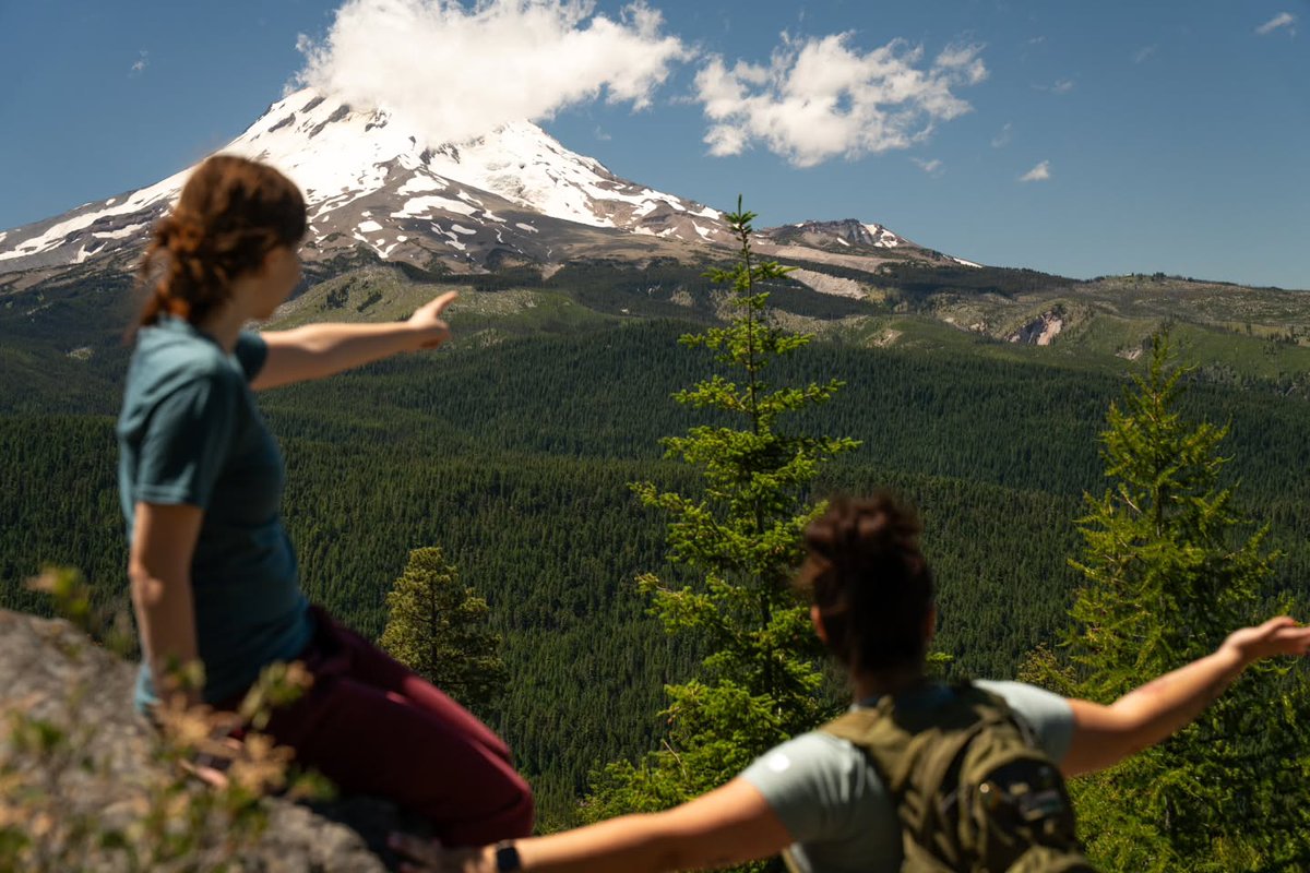 qhessila's tweet photo. The views are better when you have someone to share them with. 🏔️

Good trails, good company, and another summer day spent outside. Thanks to Alexandria @alexandrizzle &amp; @lydizzle__ for bringing MERIWOOL along for the adventure. ❤️

Who would you https://t.co/KDIDHIgwAU