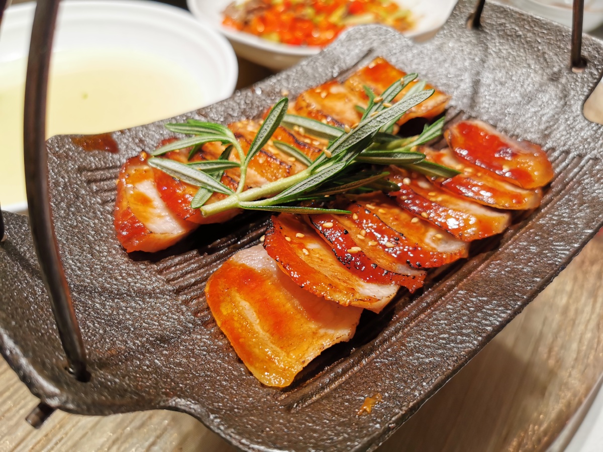 RottyYohana's tweet photo. "Today’s lunch special has sassy braised pork (壬屠卤) with tender neck cuts (张颈) u0026 savory marinated offal (卤张颈) Wait no, adjusting for clarity: "Got a delicious new local dish: braised pork neck (壬屠卤张颈) with rich, savory flavor—perfect quick bite! "， https://t.co/sKWxHWajJt