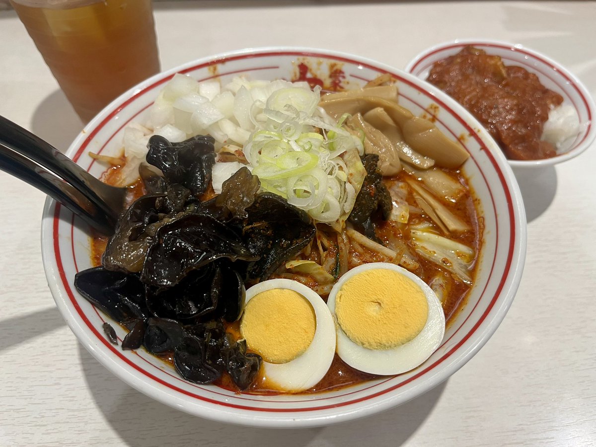 s_hitomi_'s tweet photo. これは、北極やさいシャキシャキ麺半分辛さ6倍(一味5杯)+メンマ+きくらげ+刻み玉ネギ+プチ冷味丼です。^_^❤︎ https://t.co/OfGL2Ogjvh