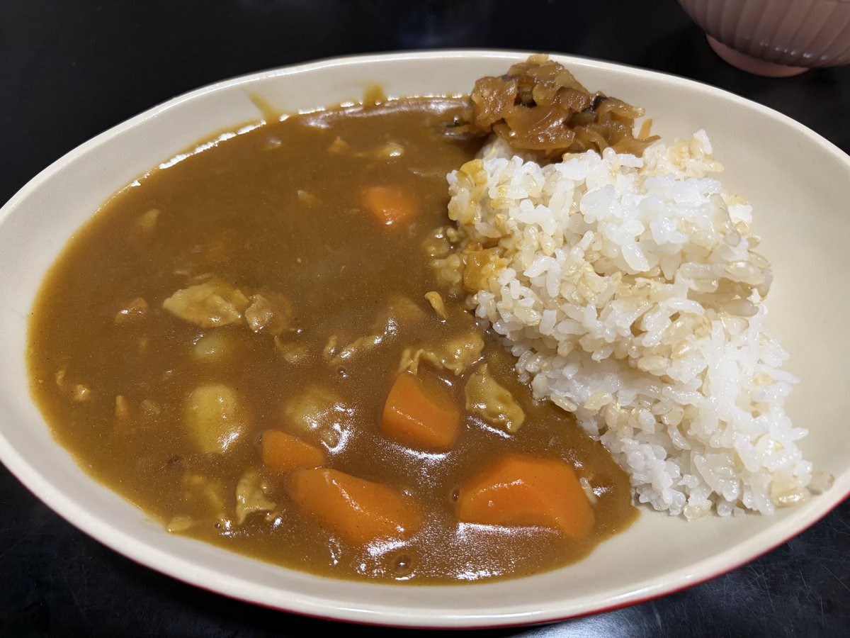 chi_bebe_chi's tweet photo. バーモントカレーの甘口をアレンジなど一切せず、箱に記載されてるとーりの材料と作り方で作った普通すぎるカレー、結局いちばんうま王。 https://t.co/rjVekLc0Es