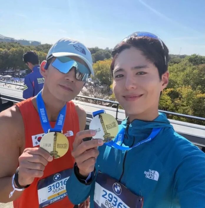 Asiavibe_72's tweet photo. Park Bo Gum and hip-hop duo Jinusean were among the public figures who completed the Berlin Marathon 2026, held in Germany on September 27. Park Bo Gum successfully finished the full 42.195-kilometer course in under five hours
https://t.co/6y98jlseMY https://t.co/OSEEJzN6Dt