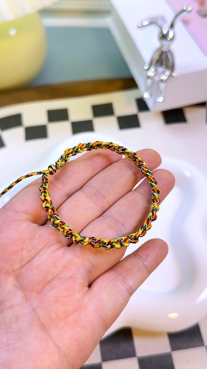 Penniko1mu's tweet photo. Hoy hice una pulsera de macramé con hilos coloridos, un proyecto sencillo y genial para pasar la tarde!  #ManualidadesHechasAMano https://t.co/uwrbqauM5x