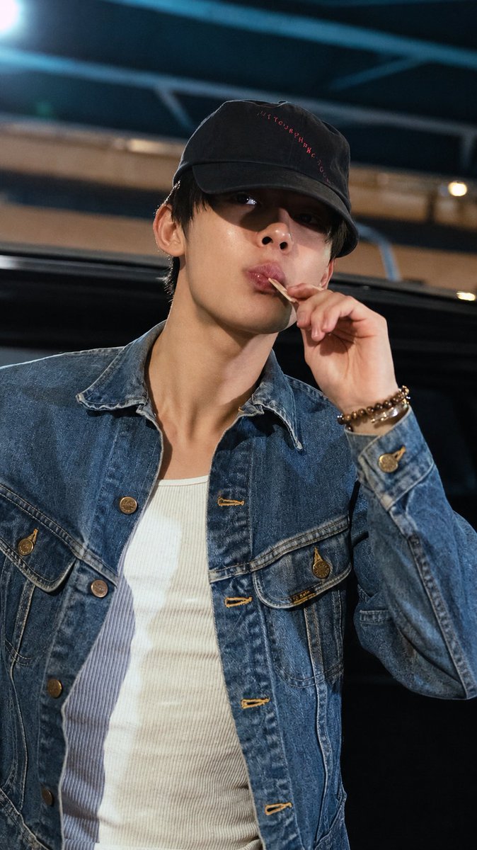 eomtan's tweet photo. #seonghyeon denim https://t.co/kW4Lu38ZWl