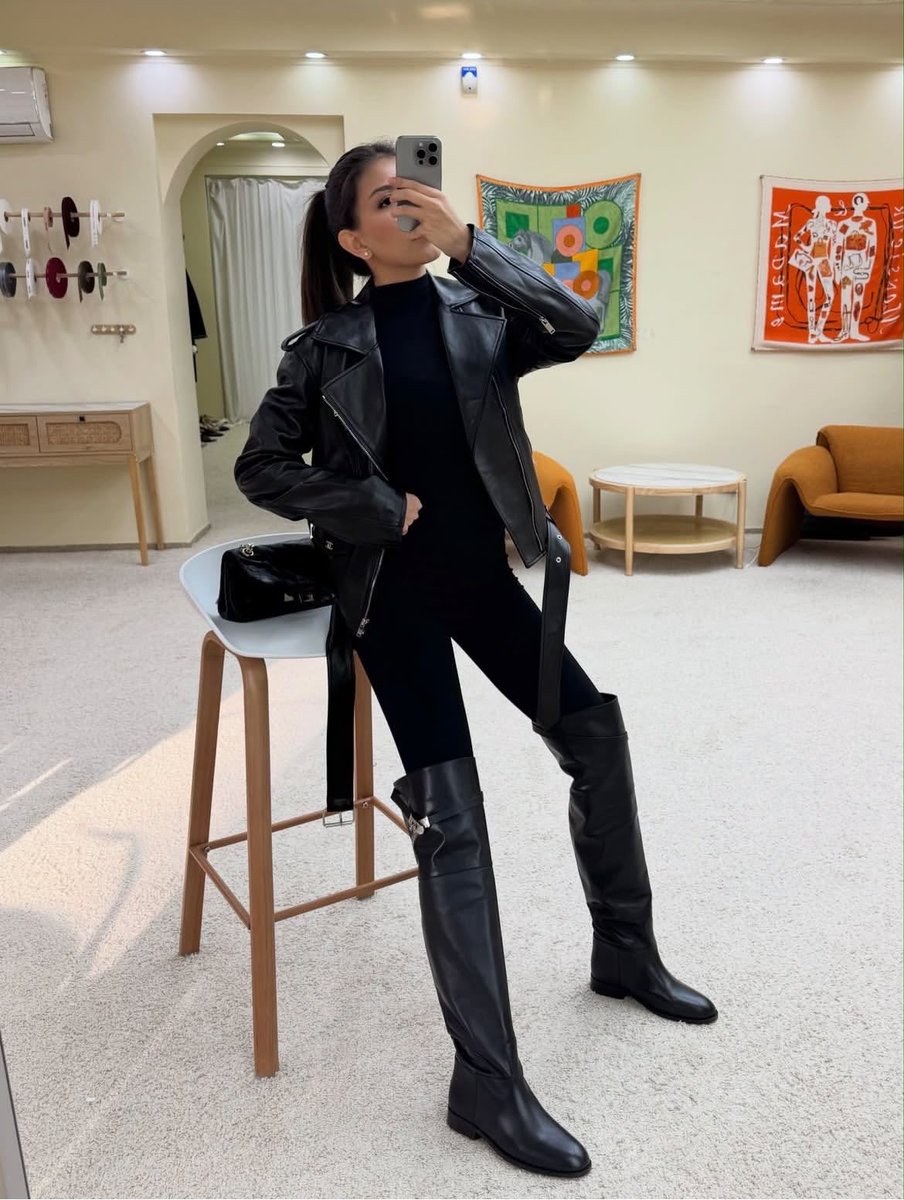 DubaiStyleChic's tweet photo. Black leather, bold attitude, and effortless confidence. 🖤
Sometimes the outfit says everything before you do.

#LeatherJacket #StreetStyle #FashionStyle #OOTD #StyleInspo #EdgyStyle #Fashionista https://t.co/JgfiuADMSl
