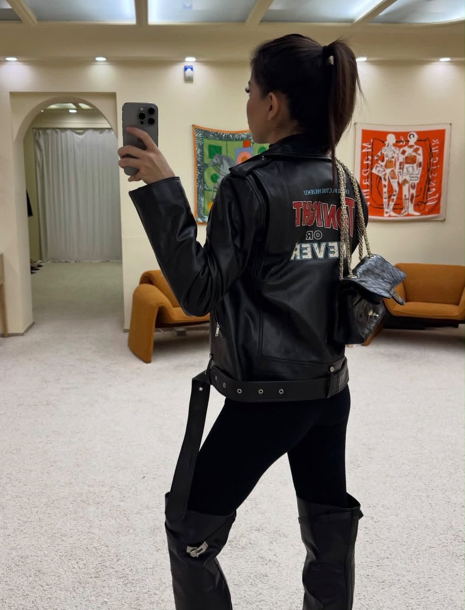 DubaiStyleChic's tweet photo. Black leather, bold attitude, and effortless confidence. 🖤
Sometimes the outfit says everything before you do.

#LeatherJacket #StreetStyle #FashionStyle #OOTD #StyleInspo #EdgyStyle #Fashionista https://t.co/JgfiuADMSl