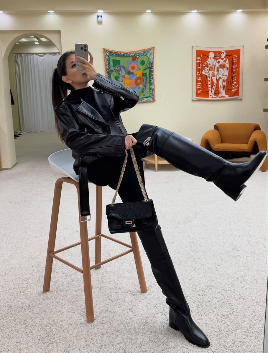 DubaiStyleChic's tweet photo. Black leather, bold attitude, and effortless confidence. 🖤
Sometimes the outfit says everything before you do.

#LeatherJacket #StreetStyle #FashionStyle #OOTD #StyleInspo #EdgyStyle #Fashionista https://t.co/JgfiuADMSl