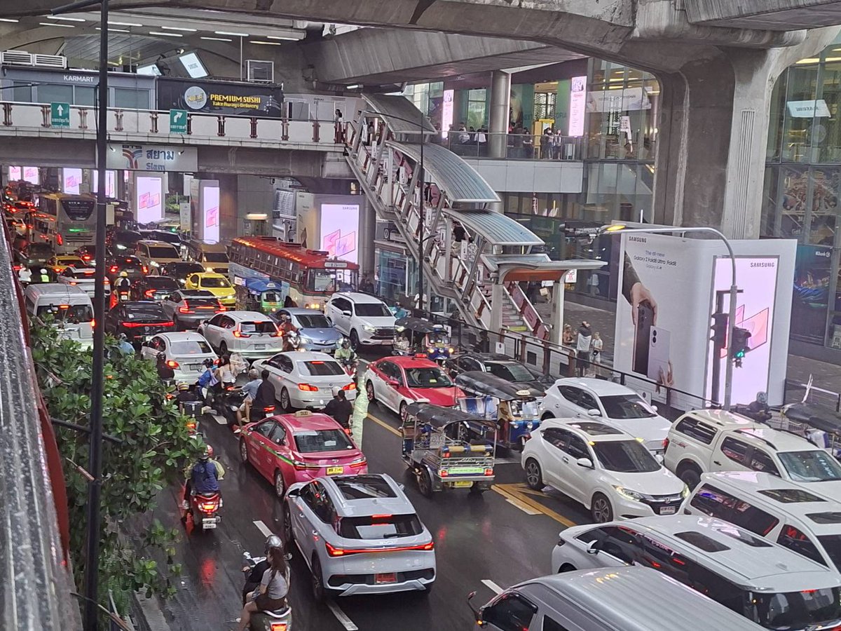 fm91trafficpro's tweet photo. รอบในก็ติดพัน นิ่งนาน จุฬาฯ มีพิธีพระราชทานปริญญาบัตร และฝนตกหนัก 

17.00 น. (1 ตุลาคม 69)  กรุงเทพฯ ชั้นใน มีฝนตก และที่จุฬาลงกรณ์มหาวิทยาลัย มีพิธีพระราชทานปริญญาบัตร  ประจำปีการศึกษา 2568 จนถึง 2 ตุลาคม 2569 

ขณะนี้การจราจร พื้นที่กรุงเทพฯ ชั้นใน ติดขัดมาก แนะเผื่อเวลาเดินทาง หรือใช้บริการรถไฟฟ้าบีทีเอสแทน 

#ข่าวจราจรสวพFM91 #รถติด #ฝนตกหนัก #1644โทร���รีตลอด24ชั่วโมง