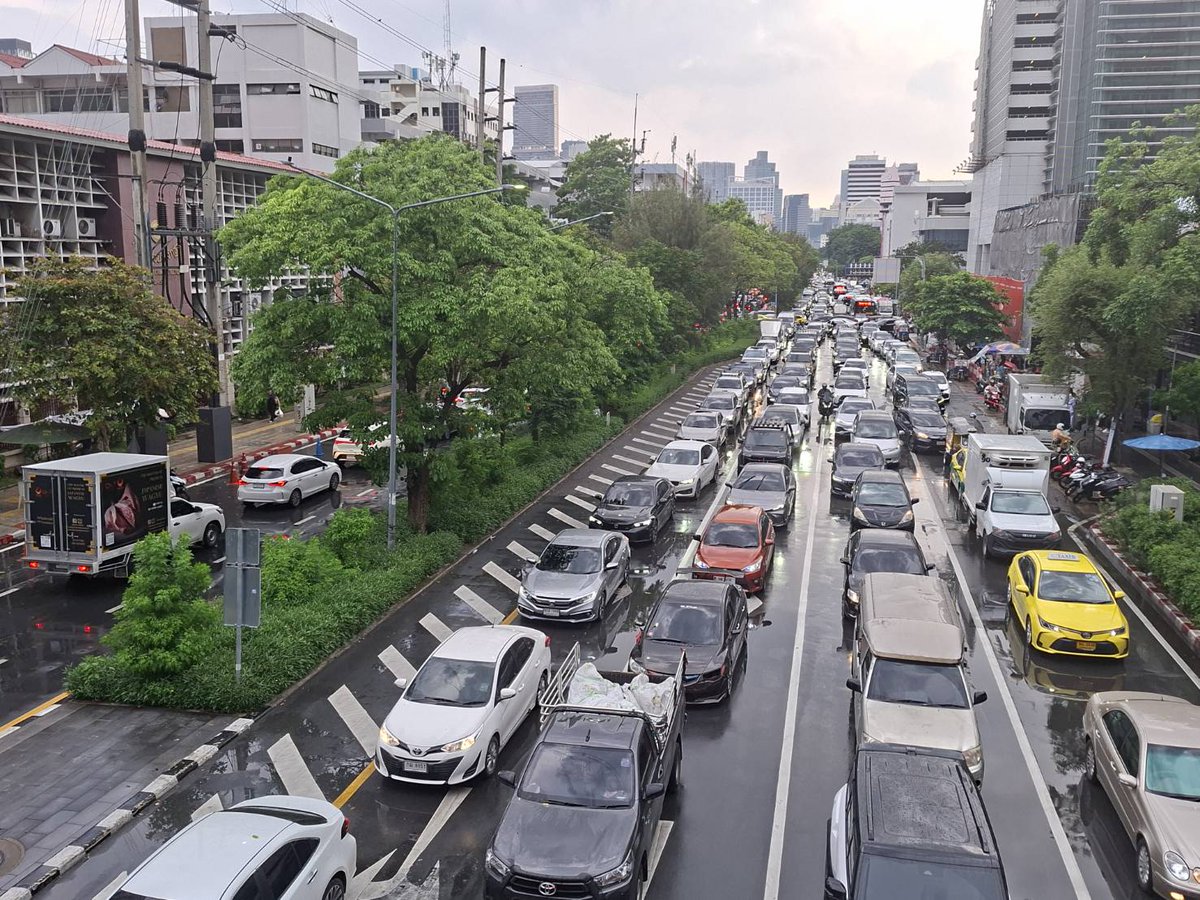 fm91trafficpro's tweet photo. รอบในก็ติดพัน นิ่งนาน จุฬาฯ มีพิธีพระราชทานปริญญาบัตร และฝนตกหนัก 

17.00 น. (1 ตุลาคม 69)  กรุงเทพฯ ชั้นใน มีฝนตก และที่จุฬาลงกรณ์มหาวิทยาลัย มีพิธีพระราชทานปริญญาบัตร  ประจำปีการศึกษา 2568 จนถึง 2 ตุลาคม 2569 

ขณะนี้การจราจร พื้นที่กรุงเทพฯ ชั้นใน ติดขัดมาก แนะเผื่อเวลาเดินทาง หรือใช้บริการรถไฟฟ้าบีทีเอสแทน 

#ข่าวจราจรสวพFM91 #รถติด #ฝนตกหนัก #1644โทร���รีตลอด24ชั่วโมง