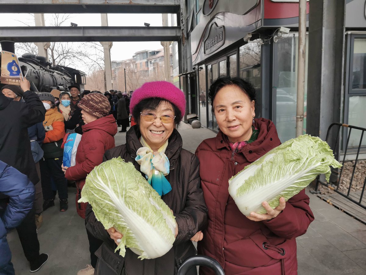 GabrielRosp9gx's tweet photo. Spent the morning at the community food bank sorting groceries for 80 local families! Seeing big smiles when we handed out fresh veggies made every minute worth it. Grateful to contribute to our neighborhood.， https://t.co/MduEEXh59y