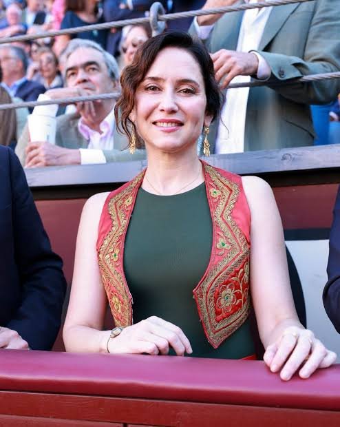 FonsiLoaiza's tweet photo. Este torero se llama Miguel Ángel Martín Lorenzo y es el director general del chiringuito del Centro de Asuntos Taurinos en la Comunidad de Madrid. La derechista Ayuso del PP le acaba de subir un 25% el sueldo y pasará a ganar 114.000 euros de dinero público. https://t.co/SgVTSEH31r