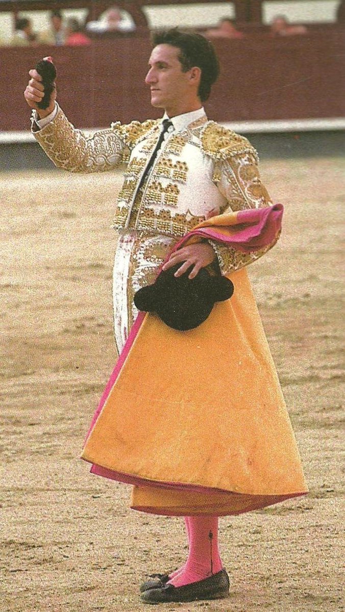 FonsiLoaiza's tweet photo. Este torero se llama Miguel Ángel Martín Lorenzo y es el director general del chiringuito del Centro de Asuntos Taurinos en la Comunidad de Madrid. La derechista Ayuso del PP le acaba de subir un 25% el sueldo y pasará a ganar 114.000 euros de dinero público. https://t.co/SgVTSEH31r