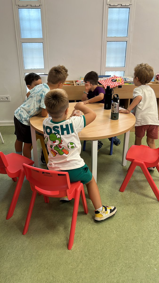BMCadiz's tweet photo. 📚8 colegios, 200 niños y niñas, 400 ojos abiertos... y todos los corazones latiendo a un mismo compás
Qué bonita es la semana de los #NuevosLectores en las #bibliotecas municipales https://t.co/egeORgvJn1