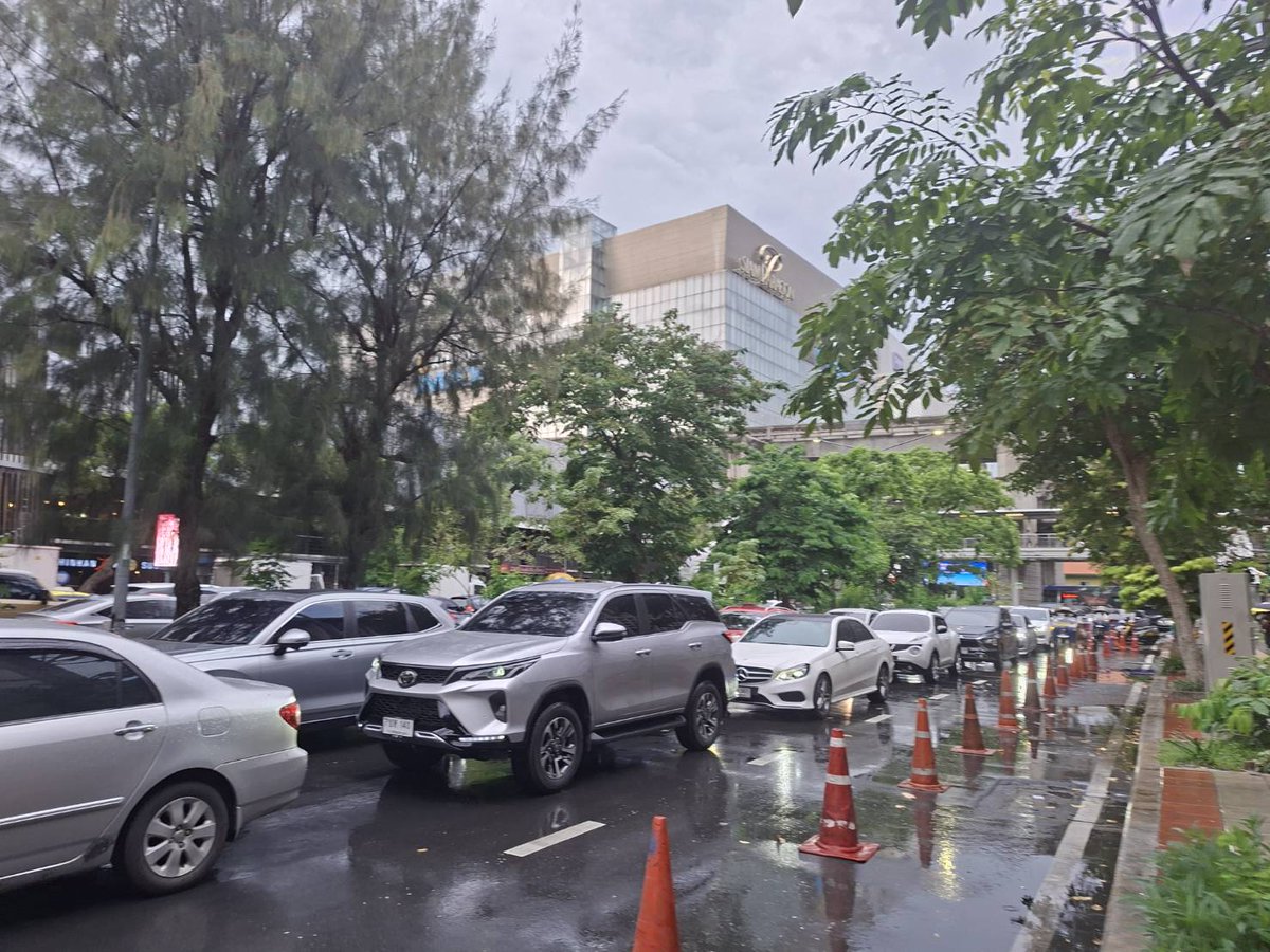 fm91trafficpro's tweet photo. รอบในก็ติดพัน นิ่งนาน จุฬาฯ มีพิธีพระราชทานปริญญาบัตร และฝนตกหนัก 

17.00 น. (1 ตุลาคม 69)  กรุงเทพฯ ชั้นใน มีฝนตก และที่จุฬาลงกรณ์มหาวิทยาลัย มีพิธีพระราชทานปริญญาบัตร  ประจำปีการศึกษา 2568 จนถึง 2 ตุลาคม 2569 

ขณะนี้การจราจร พื้นที่กรุงเทพฯ ชั้นใน ติดขัดมาก แนะเผื่อเวลาเดินทาง หรือใช้บริการรถไฟฟ้าบีทีเอสแทน 

#ข่าวจราจรสวพFM91 #รถติด #ฝนตกหนัก #1644โทร���รีตลอด24ชั่วโมง