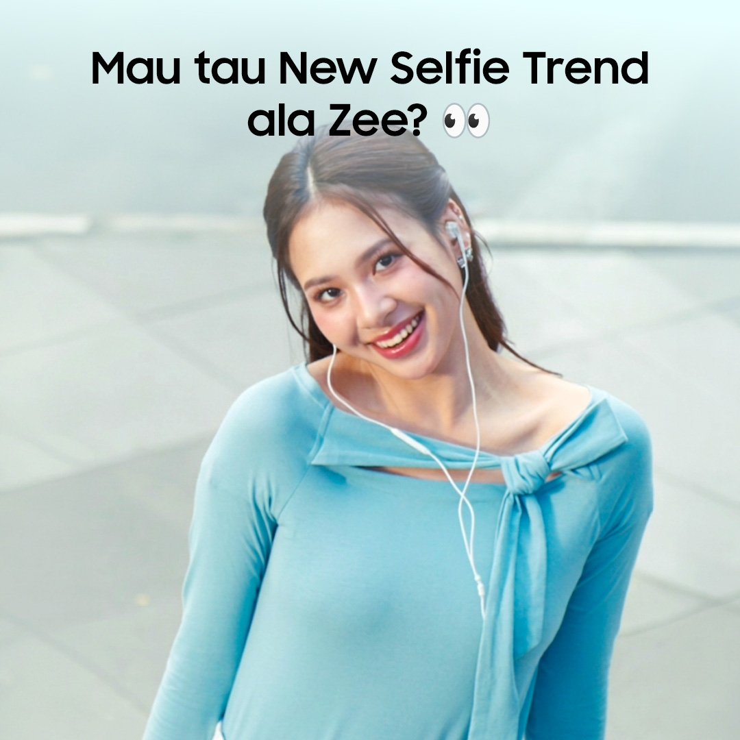 samsungID's tweet photo. RT &amp; Reply “Mau ikutan New Selfie Trend pakai #GalaxyZFold8 #ShapeofNewTrend” sebanyak-banyaknya⬇️

Zee punya cara baru buat selfie makin seru dan on point bareng Galaxy Z Fold8 yang punya digicam-like camera experience😉 It’s time to switch to Galaxy

#FoldTheDoubt #GalaxyAI https://t.co/u9skDaQ3mx