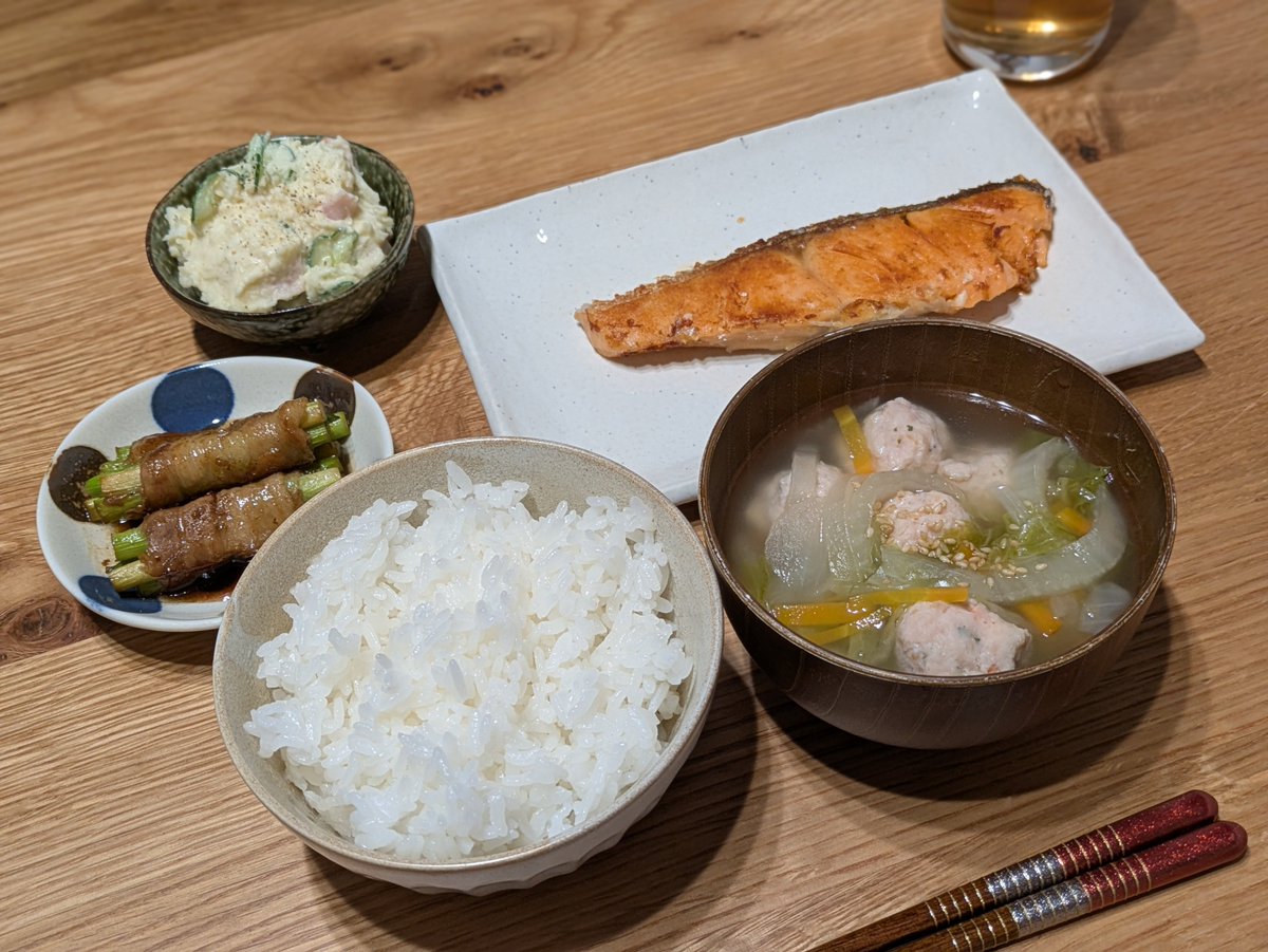 takahaccc's tweet photo. 鮭の塩焼き、アスパラの肉巻き、ポテトサラダ、野菜と鶏団子のスープ

魚がメインの日は副菜もボリュームがあるものを選ぶようにしてる🐟

#おうちごはん #料理 #晩ごはん #料理好きな人と繋がりたい  #お腹ペコリン部  #自炊記録  #焼き魚 https://t.co/H4CaANshF0