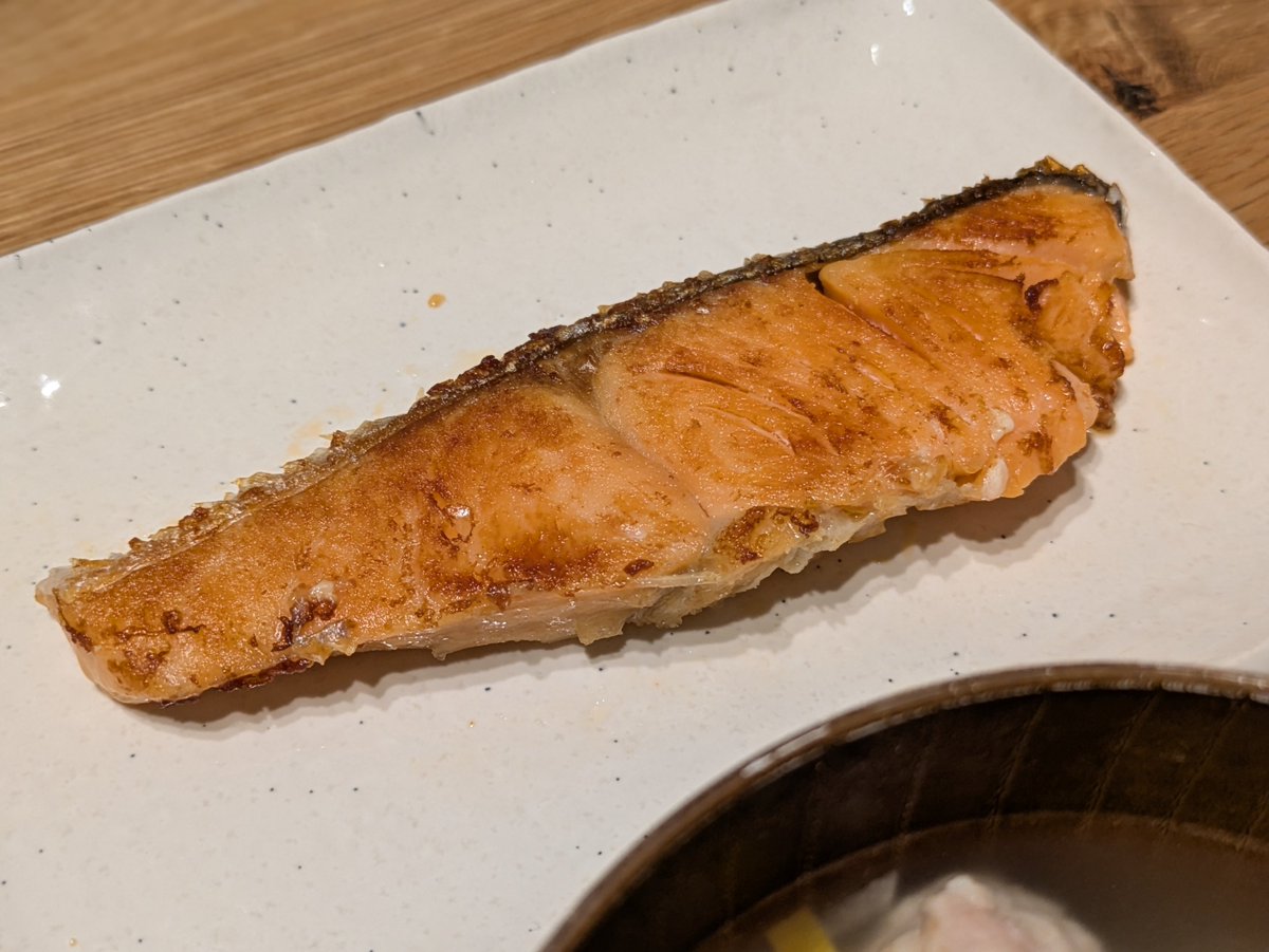 takahaccc's tweet photo. 鮭の塩焼き、アスパラの肉巻き、ポテトサラダ、野菜と鶏団子のスープ

魚がメインの日は副菜もボリュームがあるものを選ぶようにしてる🐟

#おうちごはん #料理 #晩ごはん #料理好きな人と繋がりたい  #お腹ペコリン部  #自炊記録  #焼き魚 https://t.co/H4CaANshF0