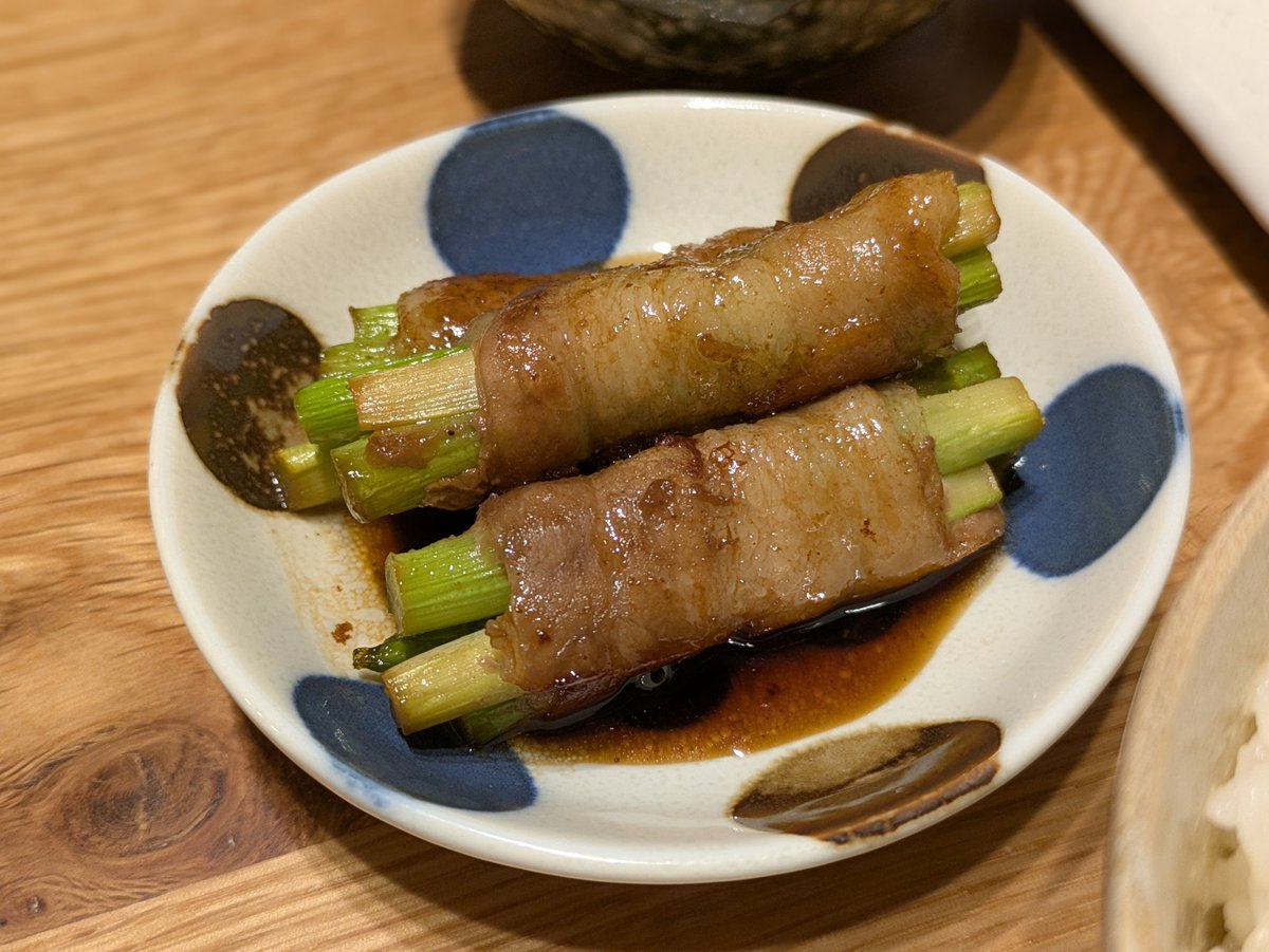 takahaccc's tweet photo. 鮭の塩焼き、アスパラの肉巻き、ポテトサラダ、野菜と鶏団子のスープ

魚がメインの日は副菜もボリュームがあるものを選ぶようにしてる🐟

#おうちごはん #料理 #晩ごはん #料理好きな人と繋がりたい  #お腹ペコリン部  #自炊記録  #焼き魚 https://t.co/H4CaANshF0