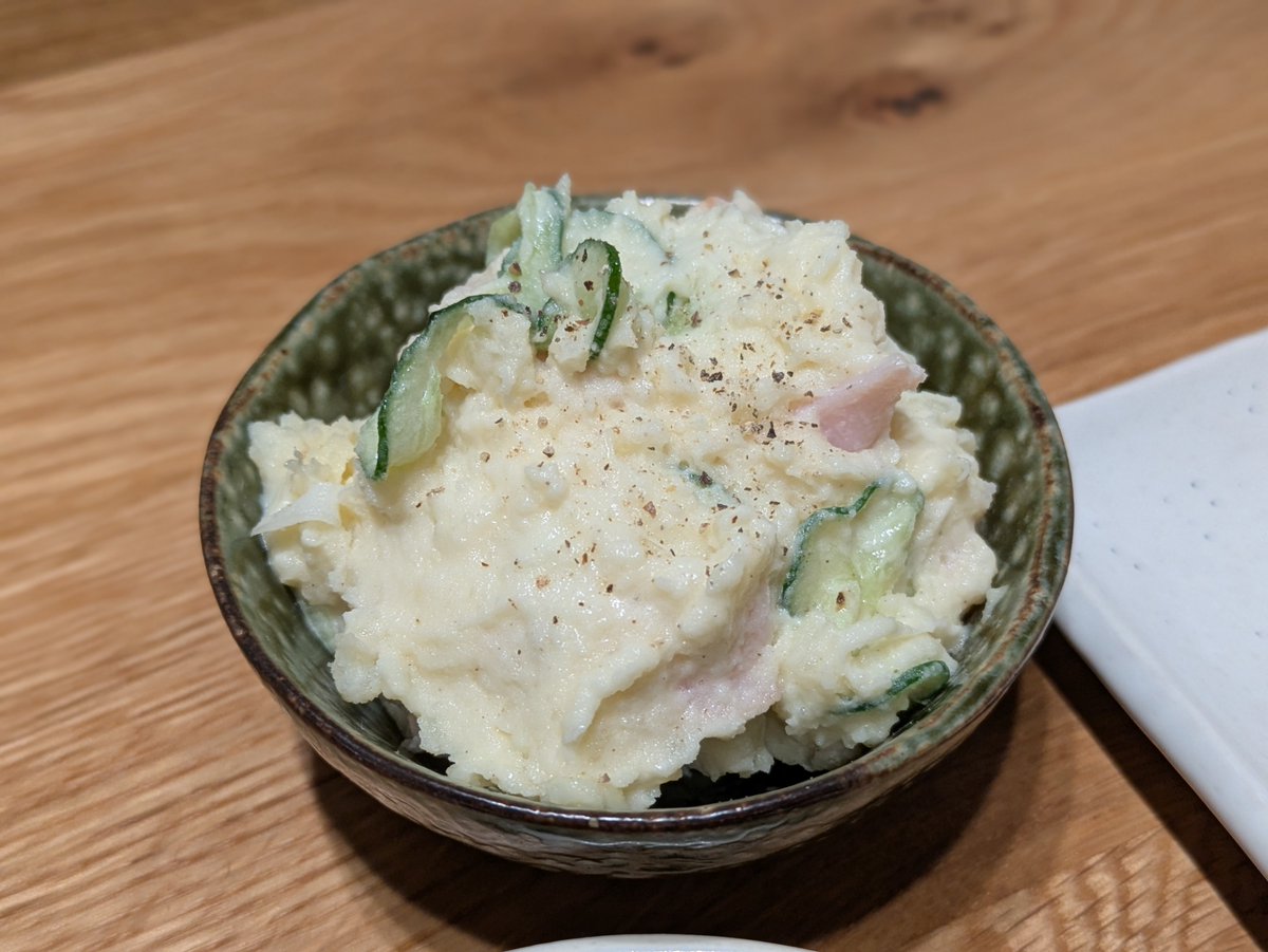 takahaccc's tweet photo. 鮭の塩焼き、アスパラの肉巻き、ポテトサラダ、野菜と鶏団子のスープ

魚がメインの日は副菜もボリュームがあるものを選ぶようにしてる🐟

#おうちごはん #料理 #晩ごはん #料理好きな人と繋がりたい  #お腹ペコリン部  #自炊記録  #焼き魚 https://t.co/H4CaANshF0