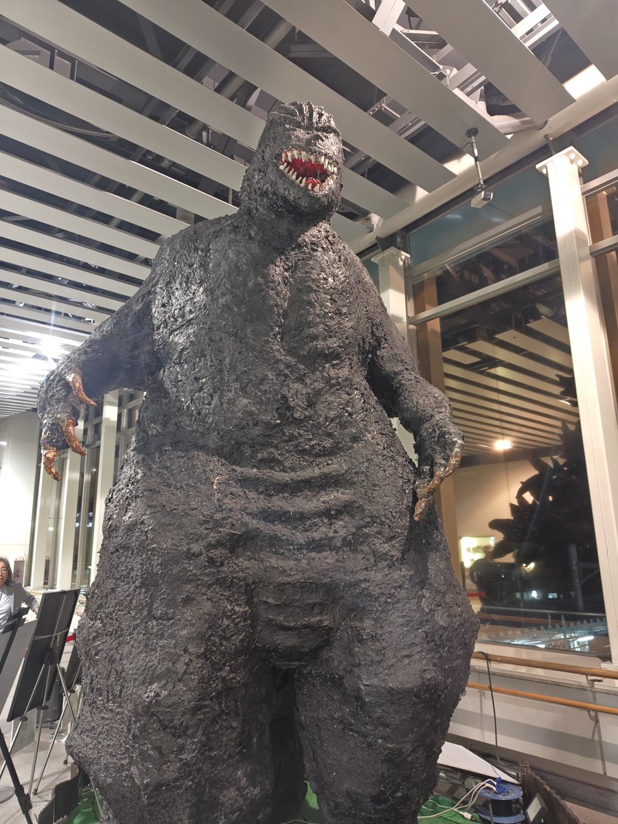 atwight0201's tweet photo. 松本駅にゴジラがいた。 https://t.co/4d0HxKOMDm