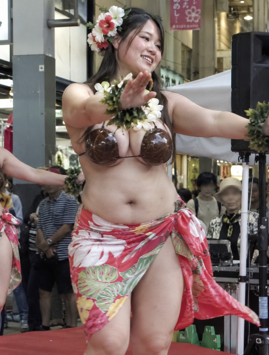 AI_kenky's tweet photo. ココナッツブラって中どうなってるの？
胸が中に綺麗に収まってるのか、中には空洞があるままなのか
あとちょっと縁が痛そう https://t.co/taDFejoNoF