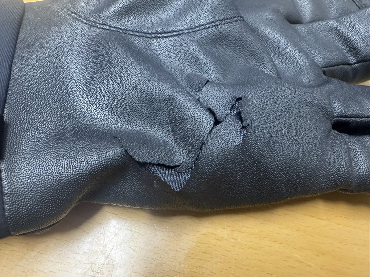 nmvl_f's tweet photo. シマノの防水グローブ壊れた。

釣り用を自転車用で使っているので、
目的外であることは承知の上だけど、
雨の日の通勤しか使わないので、
たぶん実働50時間くらいで終わった。。。 https://t.co/AmUkx7ZmdC