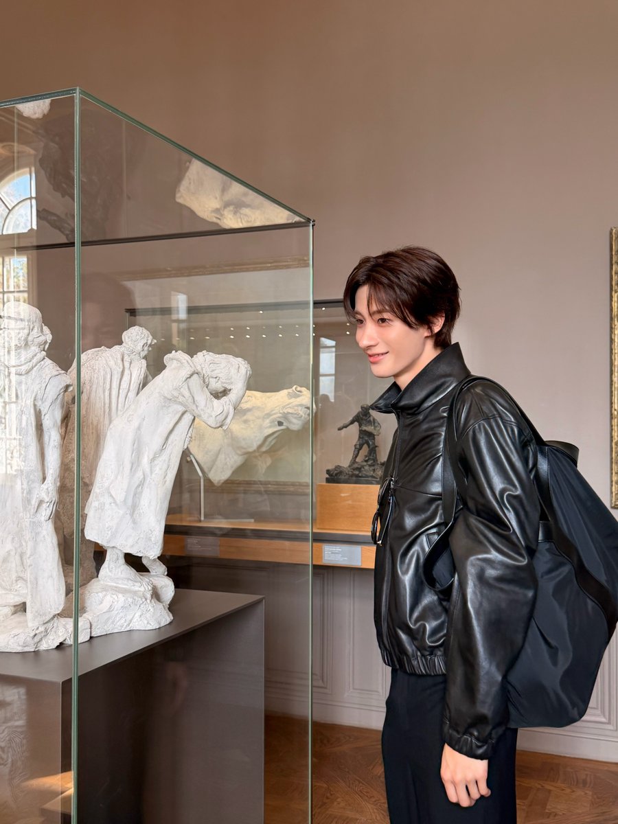 daintoiny's tweet photo. anton in paris https://t.co/r7gKo0SG93