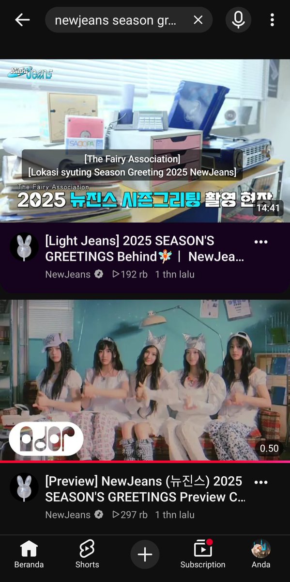 njz_updateidn's tweet photo. KONSEP NEWJEANS YANG TERTUNDA #1

Disclaimer : Postingan ini hanya memuat pendapat pribadi dari Min Pan. Informasi yang dimuat hanya berdasarkan data yang telah ada. Apabila ada kesalahan atau kekurangan, ini hanya bentuk opini dan bukan fakta yang telah terverifikasi. Terimakasih.

Konsep yang "mungkin" akan dipakai NewJeans adalah Fantasy Urban Konsep yang menggabungkan kehidupan remaja kota dengan elemen dongeng modern atau mitologi kontemporer. 

Berikut fakta pendukung konsep tersebut.

1. Pada opening penampilan NewJeans di ajang penghargaan Golden Disk Award (GDA) ke-38 yang digelar di Jakarta pada  6 Januari 2024. Menampilkan sebuah dongeng tentang 5 peri kecil yang tinggal di rumah kecil di pedalaman hutan. Mereka menjalani hari-hari yang menyenangkan seperti oranglain. Tiba-tiba mendapat sebuah telpon dan menanyakan suatu hal kepada mereka. "How can I make him mine"? dengan latar lagu ASAP di ceritanya.

2. The Fairy Association (Asosiasi Peri) untuk paket NewJeans 2025 Season's Greetings. Dalam video preview yang dirilis pada akun Youtube resmi NewJeans, Senin (25/11/2024) tengah malam. Menampilkan kelima anggota NewJeans berperan sebagai peri rahasia yang selalu ada di sekitar Bunnies untuk memberikan bantuan kecil atau menjaga mereka tanpa disadari. Konsep ini dikemas layaknya sebuah organisasi atau asosiasi rahasia para peri yang mencatat keseharian, misi rahasia, hingga kehidupan para peri di balik layar.

3. Kostum sayap peri pada lagu "ETA" dengan mengkombinasikan beberapa item fashion.

4. Konsep fairy atau angel pada music video lagu Cool With You dan ASAP.

-🐼