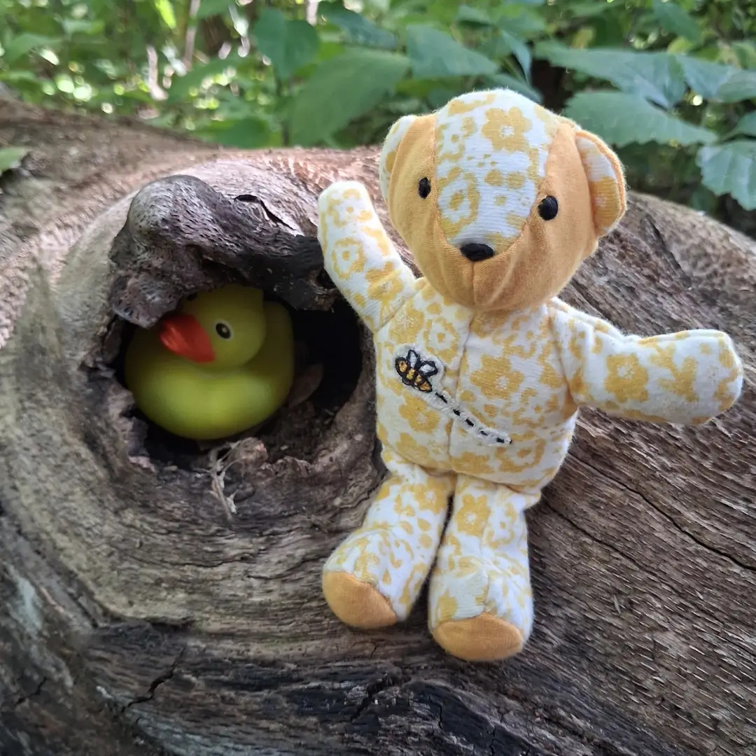 karlacdcarente's tweet photo. I found a duck! #bombusbear #itwasallyellow #madewithlove♥️ #pocketbear #ducksofinstagram https://t.co/FgSVpbP6nK