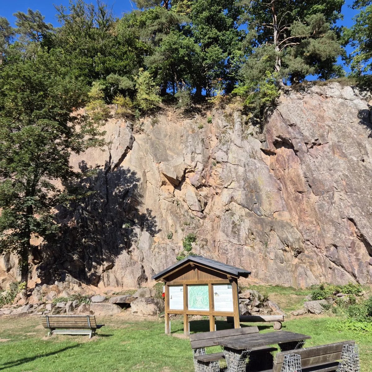 justme2by2's tweet photo. Auf der Suche nach einer sportlichen Herausforderung? 💪🏼
Der Naturkletterfelsen bietet eine Menge Spaß und Action🧗🏽‍♂️☀️

Infos gibt es bei @tsvauewingeshausen

#klettern #natur #climbing #siegenwittgenstein #badberleburg https://t.co/Ovo92m8vsa