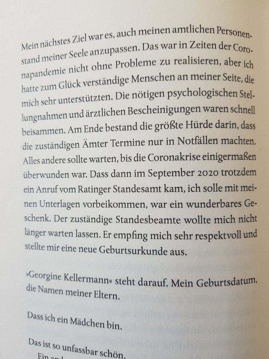 Vorzimmerdame2's tweet photo. Vorweg:
Ich behaupte nichts, ich denke nur laut nach. 

Kellermann hat womöglich für Personenstandsänderung 2020          § 45b PStG genutzt, obwohl dieser Weg nach der damaligen BGH-Rechtsprechung für eine trans Person ohne körperliche Variante der Geschlechtsentwicklung nicht vorgesehen war. 

1. Damals gab es vereinfacht gesagt zwei Wege
Für trans Personen gab es das Transsexuellengesetz (TSG). Das bedeutete: Antrag beim Gericht, zwei Gutachten und am Ende eine gerichtliche Entscheidung.
Daneben gab es § 45b PStG. Dieser Weg war viel einfacher: ärztliche Bescheinigung, Standesamt, Änderung des Geschlechtseintrags.
Dieser zweite Weg war allerdings für Menschen mit einer körperlichen Variante der Geschlechtsentwicklung gedacht, also intergeschlechtliche Menschen.

2. Weil manche trans Personen trotzdem § 45b nutzten, stellte der Bundesgerichtshof 2020 fest, dass Trans zu sein für § 45b nicht ausreicht. Es muss eine körperliche Variante der Geschlechtsentwicklung vorliegen. Es genügte grundsätzlich die ärztliche Bestätigung, dass eine solche Variante vorliegt. 

3. Und jetzt zu Kellermann
Auffällig, dass in Kellermanns Buch die Schilderung der Personenstandsänderung kein Gerichtsverfahren vorkommt. 
Der beschriebene Ablauf lautet vielmehr:
Bescheinigungen, Unterlagen, Standesam, neue Geburtsurkunde.
Das deutet auf § 45b hin.
Darauf dind auch andere gekommen.
Denn am 4. September 2020, fragt jemand Kellermann auf Twitter:
„Sind Sie mit dem §45b PStG durchgekommen?"
Kellermann antwortet nicht, dass § 45b gar nicht benutzt wurde. Beanstandet wird lediglich das Wort „durchgekommen“.
Warum, darf sich nach dieser Vorgeschichte jeder selbst beantworten.