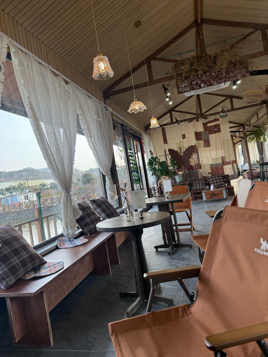 GravityBrok48m's tweet photo. Hey friend! Need a coffee buddy this afternoon I just found the cutest little spot with lavender lattes and would love the company ， https://t.co/Gd7qaeMVg3