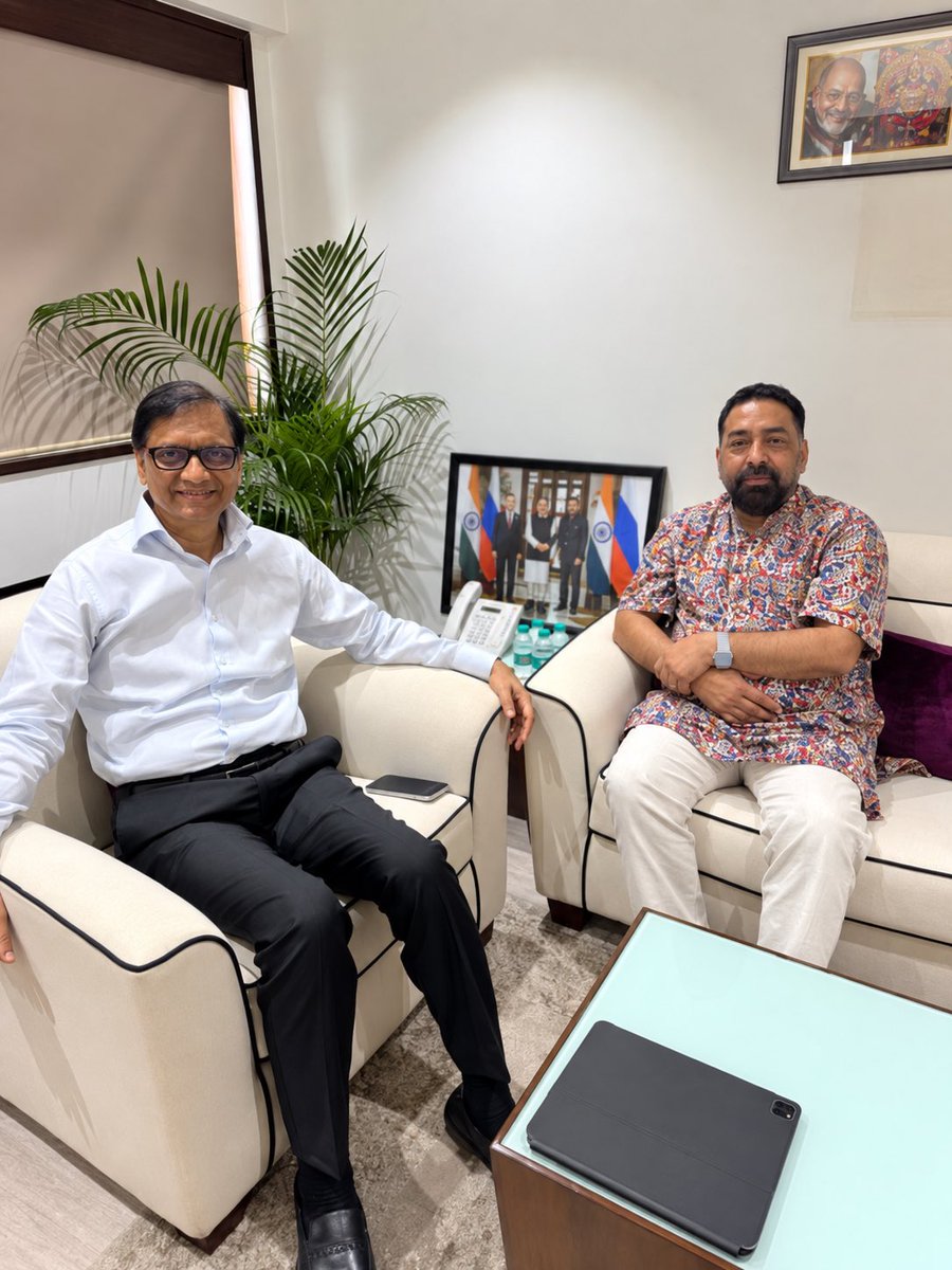 4pmnews_network's tweet photo. प्रधानमंत्री जी, इस तस्वीर की सच्चाई सामने लाइए. मामला गंभीर है और जवाब मिलना चाहिए.

कल आचार्य सलिल का व्हाट्सऐप स्टेटस देखकर मैं ठिठक गया. उनके साथ बैठे व्यक्ति को मैने देखा तो वो विनय  मालू था . 

लेकिन उससे भी बड़ा झटका पीछे रखी तस्वीर देखकर लगा. उसमें प्रधानमंत्री नरेंद्र मोदी और रूस के राष्ट्रपति व्लादिमीर पुतिन के साथ एक तीसरा व्यक्ति दिखाई दे रहा है जो विनय मालू है !

प्रधानमंत्री जी, आखिर यह व्यक्ति आपके और पुतिन के साथ इस तस्वीर में कैसे पहुँचा ! 

मैं यह सवाल पूरी जिम्मेदारी के साथ उठा रहा हूँ. मेरे पास मौजूद दस्तावेजों और जानकारियों के अनुसार, विनय मालू के खिलाफ इनकम टैक्स, ईओडब्ल्यू और ईडी की जाँचें चल रही हैं. दुबई में भी उनके खिलाफ मुकदमा दर्ज है और कार्रवाई लंबित है. 

भारत और दुबई में मामलों के बीच उनके लंदन चले जाने की जानकारी है. लंदन में भी उनसे जुड़ी कथित धोखाधड़ी की शिकायतें सामने आ रही हैं.

हम विनय मालू से जुड़ी कथित गड़बड़ियों पर पहले भी खबरें प्रकाशित कर चुके हैं. इसलिए यह तस्वीर मेरे लिए गंभीर सवाल खड़े करती है.

अगर तस्वीर असली है और इसमें मौजूद व्यक्ति विनय मालू ही हैं, तो प्रधानमंत्री कार्यालय बताए कि यह किस अवसर की तस्वीर है. ऐसे आरोपों और जाँचों से घिरे व्यक्ति को दो राष्ट्राध्यक्षों के साथ तस्वीर खिंचवाने का अवसर किस हैसियत से मिला ! 

और अगर तस्वीर में हेरफेर हुआ है, तो मामला और गंभीर है. क्या दो राष्ट्राध्यक्षों की तस्वीर के सहारे अपनी पहुँच और रसूख का भ्रम पैदा किया जा रहा है ! 

क्या इस तस्वीर का इस्तेमाल निवेशकों, ग्राहकों या कारोबारी साझेदारों का भरोसा हासिल करने के लिए किया गया ! 

किसी कमरे में मोदी और पुतिन के साथ अपनी तस्वीर सामने रख देना लोगों की नजर में विश्वसनीयता और सरकारी पहुँच का भ्रम पैदा कर सकता है. 

अगर तस्वीर फर्जी है और उसके सहारे कारोबार या निवेश जुटाया गया है, तो इसकी पूरी जाँच होनी चाहिए.

प्रधानमंत्री जी, आपकी तस्वीर किसी के कारोबारी दावों की ढाल बने, यह कैसे स्वीकार किया जा सकता है ! 

प्रधानमंत्री कार्यालय तत्काल इस तस्वीर का मूल स्रोत, तारीख, स्थान और तीसरे व्यक्ति की पहचान सत्यापित कराए. हेरफेर या भ्रामक इस्तेमाल के प्रमाण मिलें तो संबंधित जाँच एजेंसी कार्रवाई करे. विनय मालू से जुड़े मामलों की वर्तमान स्थिति भी संबंधित एजेंसियाँ स्पष्ट करें.

विनय मालू, इस तस्वीर का मूल स्रोत सार्वजनिक कीजिए. तस्वीर के सहारे पहुँच दिखाई जा सकती है, लेकिन सवालों से बचा नहीं जा सकता.

आचार्य सलिल जी, आपके प्रति मेरी अच्छी राय रही है. आप भी इस मुलाकात का संदर्भ स्पष्ट करें. आपकी सार्वजनिक पहचान के कारण लोग आपके स्टेटस को भरोसे से देखते हैं.

इस स्क्रीनशॉट से तस्वीर की प्रामाणिकता की पुष्टि नहीं होती. उसी पुष्टि और जाँच की मैं माँग कर रहा हूँ.

प्रधानमंत्री जी, तस्वीर असली है तो उसका पूरा संदर्भ बताइए. फर्जी है तो जिम्मेदारी तय कराइए. इतने गंभीर सवाल पर चुप्पी स्वीकार नहीं है.

जनता को जवाब चाहिए. प्रमाण के साथ जवाब@PMOIndia