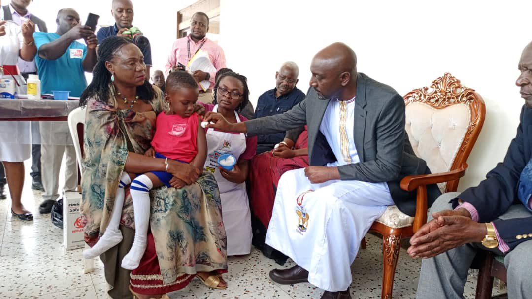 JubileeRadioUg's tweet photo. Update: Omukama Edward Rukidi Nyabongo I has commenced on the royal duties by launching the Mass Rubella Vaccination at Karuziika palace.
Omukama Nyabongo , appealed to the people of Tooro to embrace the exercise and vaccinate children to avoid lifelong disabilities. https://t.co/vbiaVeic5s